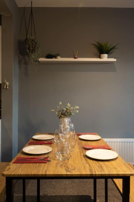 Vibrant City Centre Townhouse With Free Parking Rare Outdoor Patio Belfast Buitenkant foto
