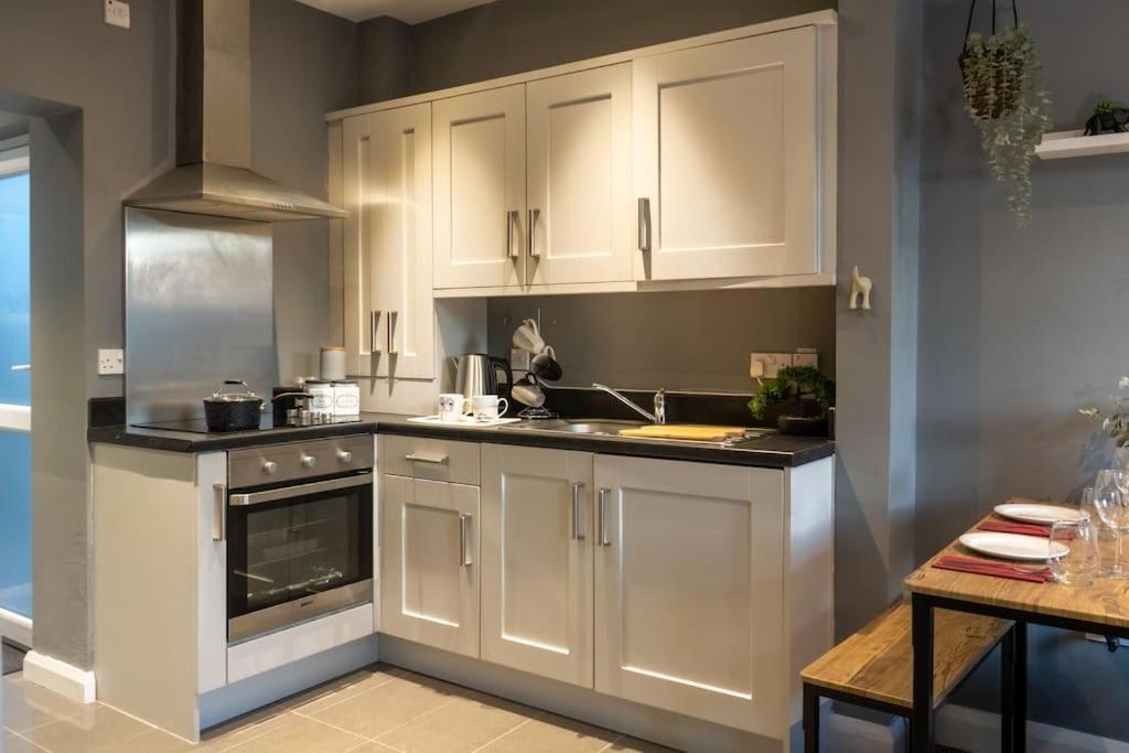 Vibrant City Centre Townhouse With Free Parking Rare Outdoor Patio Belfast Buitenkant foto
